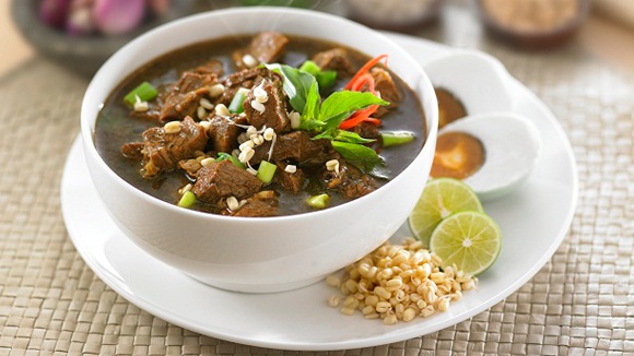 YOU MUST TRY THIS INDONESIAN FOOD RAWON (BLACK BEEF SOUP